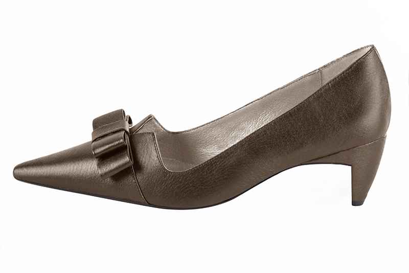 French elegance and refinement for these bronze gold dress pumps, with a knot on the front, 
                available in many subtle leather and colour combinations. This charming pointed pump, with its large flat knot
will sublimate your simplest or craziest outfits. 
                Matching clutches for parties, ceremonies and weddings.   
                You can customize these shoes to perfectly match your tastes or needs, and have a unique model.  
                Choice of leathers, colours, knots and heels. 
                Wide range of materials and shades carefully chosen.  
                Rich collection of flat, low, mid and high heels.  
                Small and large shoe sizes - Florence KOOIJMAN